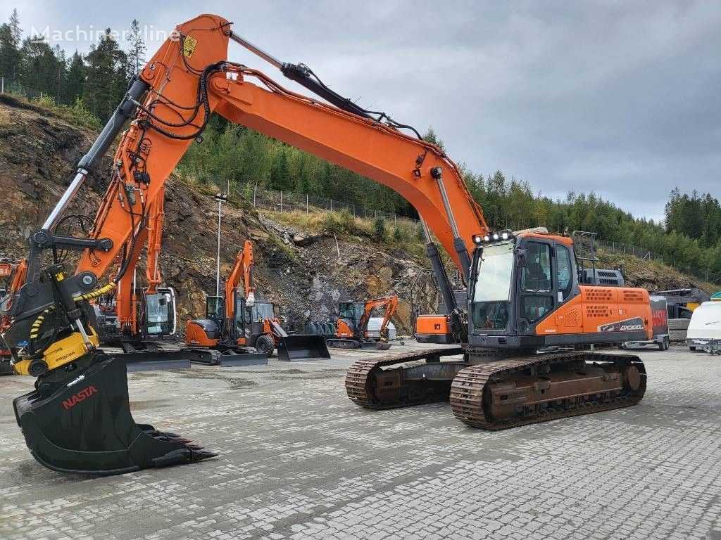 гусеничный экскаватор Doosan DX300LC